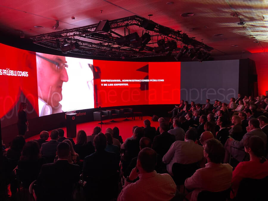 Pantalla Led curva con casi 5K para un evento empresarial